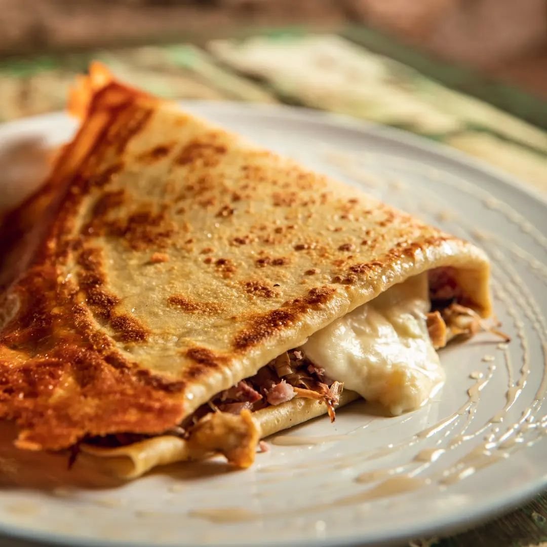 Crepe feito na chapa com borda crocante de queijo e recheio de carne