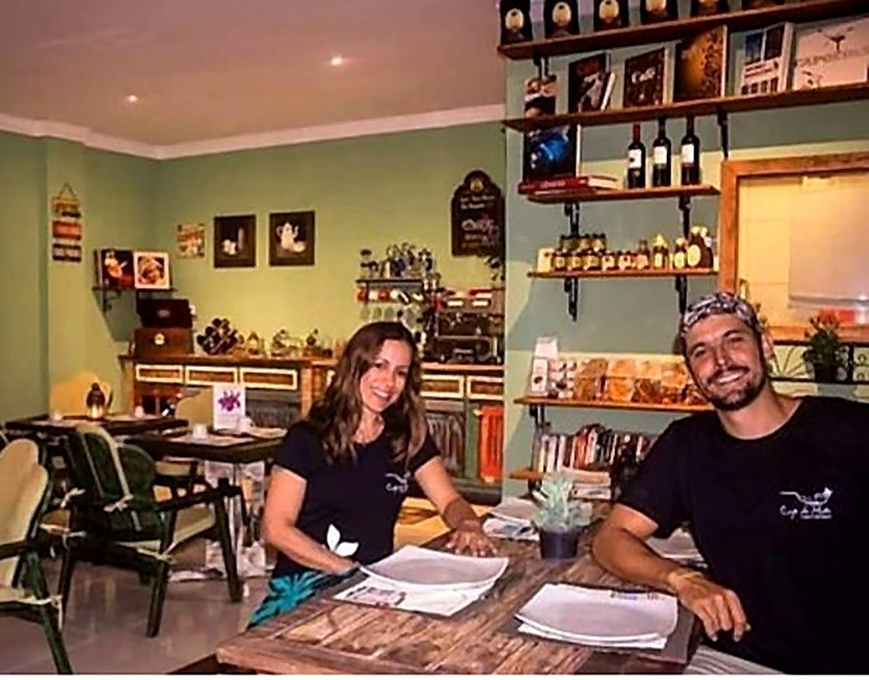 Túlio e Ana, fundadores do Bistrô do Mato, no salão da casa