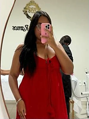 Camile de vestido vermelho na Reflexo de Beleza