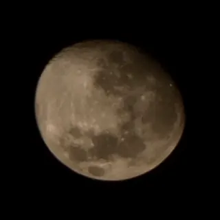 Lua cheia no céu escuro do Vale