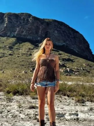 Clara em frente a um morro na Chapada
