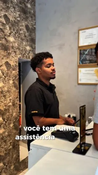 Vídeo de assistência técnica com atendente no balcão