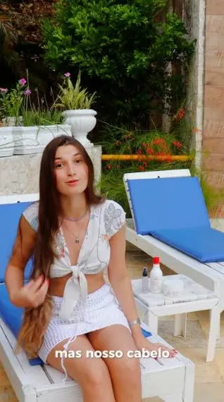 Vídeo sobre cuidados com o cabelo à beira da piscina
