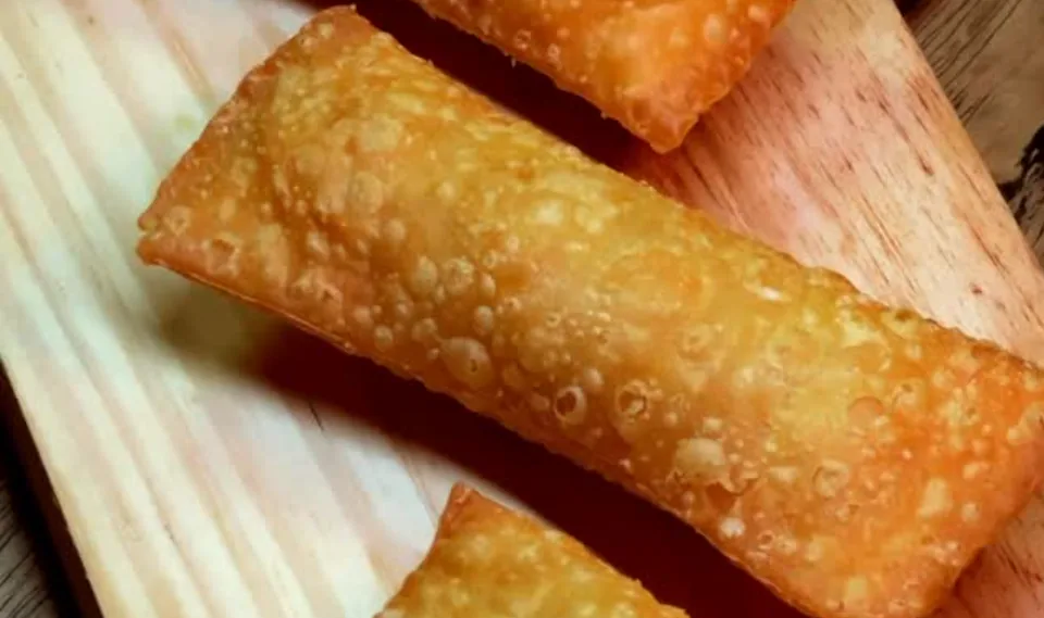 Pastéis fritos com massa cheia de bolhinhas
